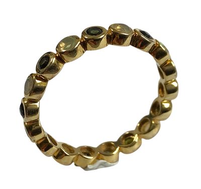 gros plan d'une bague en or sur fond blanc