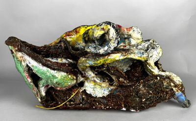 une sculpture représentant un poisson posé par terre