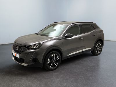 un SUV gris garé dans une pièce au sol noir