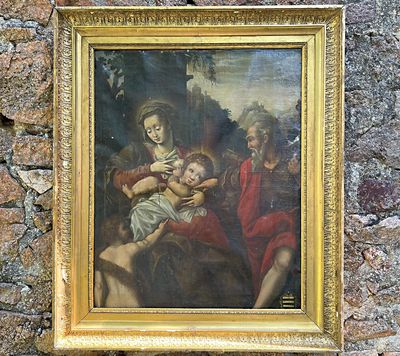 une peinture sur le mur d'un immeuble représentant une femme tenant un enfant dans ses bras