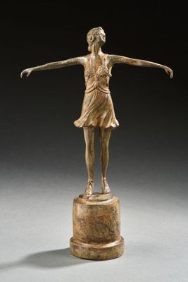 statue en bronze représentant une femme debout sur un socle, les bras tendus