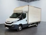 un camion blanc garé dans une grande pièce