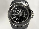 Gros plan sur une montre à cadran noir