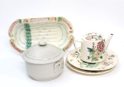 Réunion de pièces en faïence fine comprenant une théière, un…