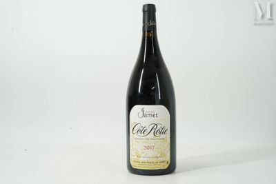 une bouteille de vin posée sur une table