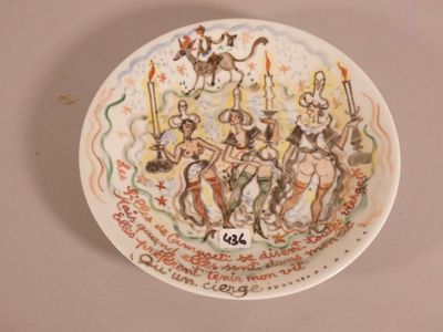 une assiette sur laquelle figure la photo d'un groupe de personnes