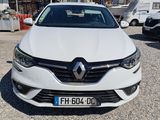 l'avant d'une voiture blanche garée sur un parking