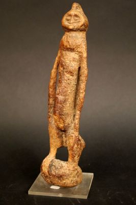 une image représentant la statue d'un homme debout sur un socle