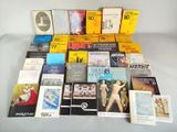 un grand nombre de livres posés sur une table