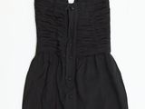 le dos d'une robe noire sur fond blanc