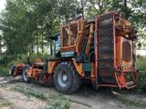 un gros tracteur garé sur le bord de la route