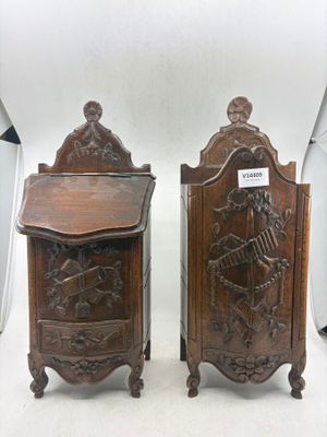 paire de tables de chevet anciennes en bois sculpté, avec des panneaux en bois sculpté