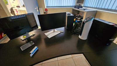 un bureau sur lequel sont posés deux écrans d'ordinateur et un clavier