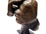 statue of a man ' s head with a hat on top of it