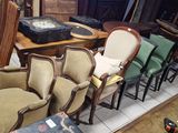 de nombreuses chaises et une table dans une pièce où se trouvent de nombreux meubles