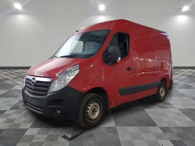 une photo d'une camionnette rouge garée dans une grande pièce