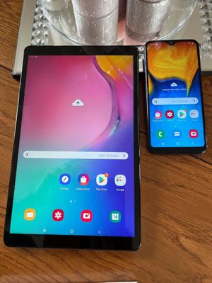 Deux Samsung Galaxy Tab sont posées sur une table, à côté d'une tasse de café