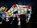 une statue de vache décorée d'un motif coloré