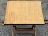 une image d'une petite table en bois avec un plateau en bois
