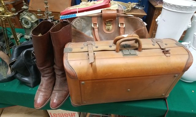 Lot de deux valises en cuir, un sac de voyage en cuir garni de de...