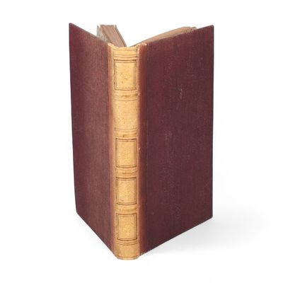un livre ouvert sur une surface blanche