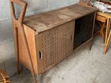 une table en bois avec une chaise à côté et une table avec une chaise à côté