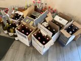 de nombreuses caisses de bouteilles et des bouteilles de vin par terre