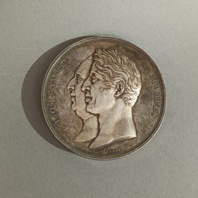 une vieille pièce de monnaie sur laquelle figure l'effigie d'une femme
