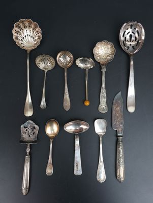 beaucoup de cuillères en argent et de cuillères à soupe sur une table