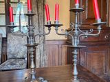trois bougies posées sur une table dans une pièce