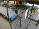 une image d'une machine qui travaille sur une pièce de métal