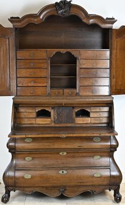 une vieille commode en bois surmontée d'un miroir