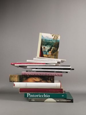 plusieurs livres empilés sur une table