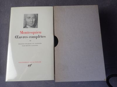 un livre sur lequel figure la photo d'un homme