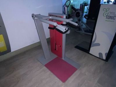 une machine posée sur le sol d'une pièce