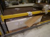 beaucoup de cartons sur les étagères du magasin