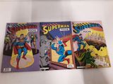 deux bandes dessinées de Superman posées sur une surface blanche