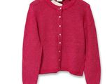 un cardigan rose sur un cintre, sur fond blanc