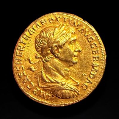 Gros plan sur une pièce d'or portant une tête d'homme