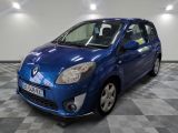 la voiture bleue est garée dans le garage sur le sol en damier