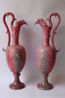 deux vases posés côte à côte sur une surface blanche