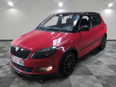 la voiture rouge est garée sur le sol en damier du garage
