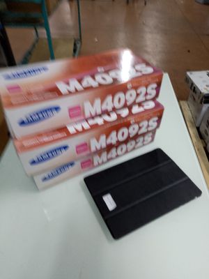 beaucoup de boîtes posées sur une table sur laquelle se trouve un ordinateur portable