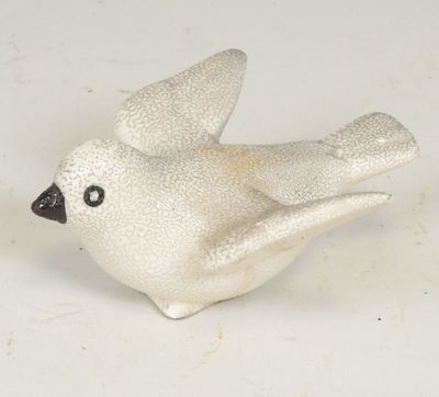 un oiseau blanc assis sur une table