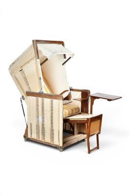 une chaise sur laquelle se trouve une table et une chaise sur laquelle se trouve une table