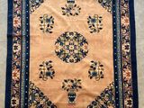 un tapis persan ancien, avec une bordure bleue et un motif floral