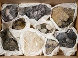 une boîte remplie de cailloux et de graviers