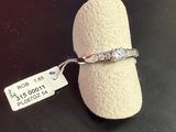 une bague sertie d'un diamant posée sur un morceau de tissu