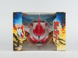 Le casque rouge et blanc se trouve dans la boîte posée sur la surface blanche.