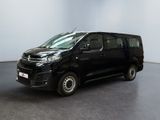 La petite camionnette noire est garée dans une grande pièce.